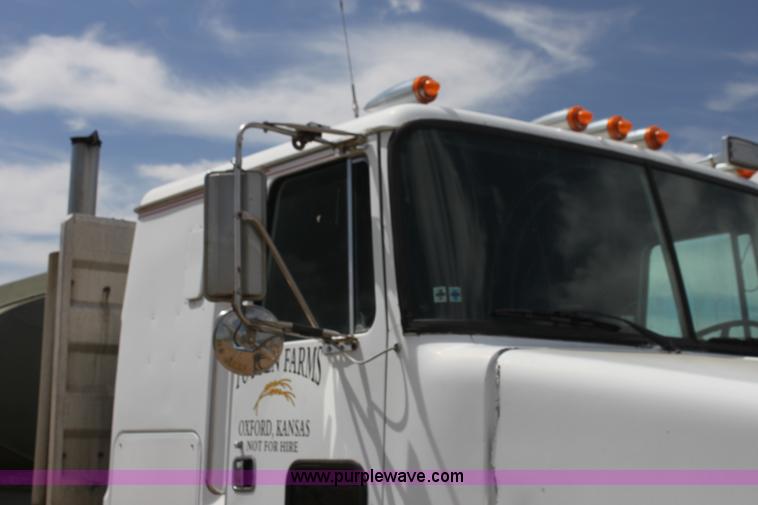image for item H7367 1988 Volvo White WIA semi truck