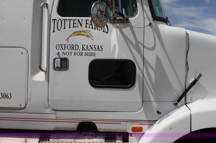 image for item H7367 1988 Volvo White WIA semi truck