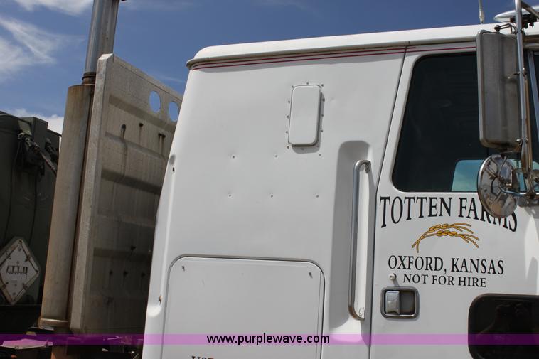 image for item H7367 1988 Volvo White WIA semi truck