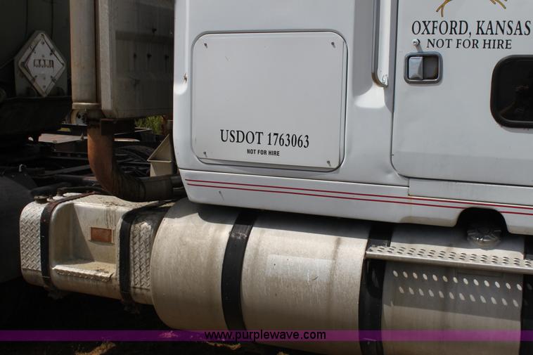 image for item H7367 1988 Volvo White WIA semi truck