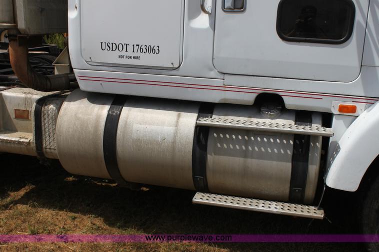 image for item H7367 1988 Volvo White WIA semi truck