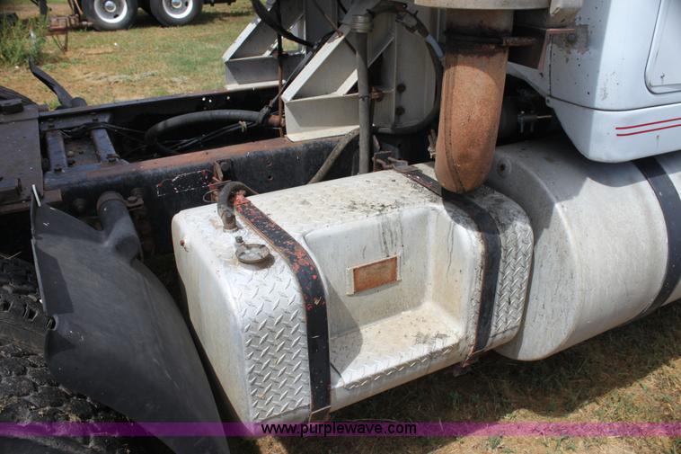 image for item H7367 1988 Volvo White WIA semi truck