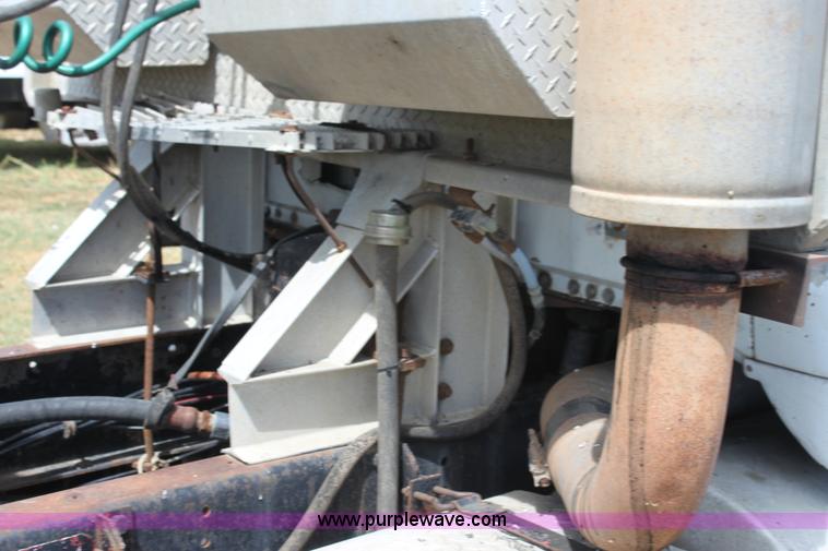 image for item H7367 1988 Volvo White WIA semi truck