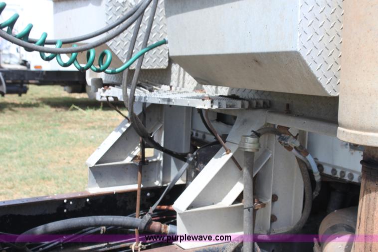 image for item H7367 1988 Volvo White WIA semi truck