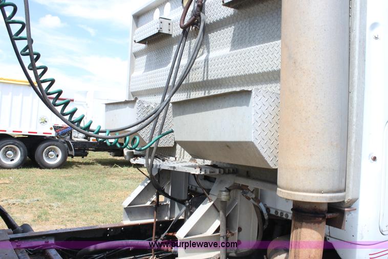 image for item H7367 1988 Volvo White WIA semi truck