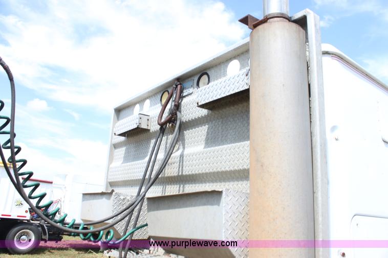 image for item H7367 1988 Volvo White WIA semi truck