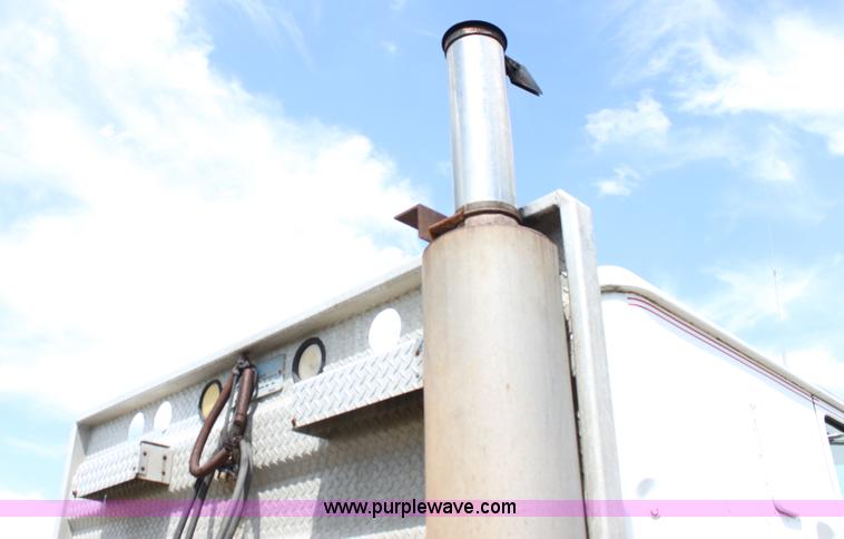 image for item H7367 1988 Volvo White WIA semi truck