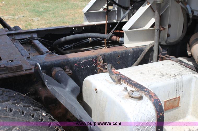 image for item H7367 1988 Volvo White WIA semi truck