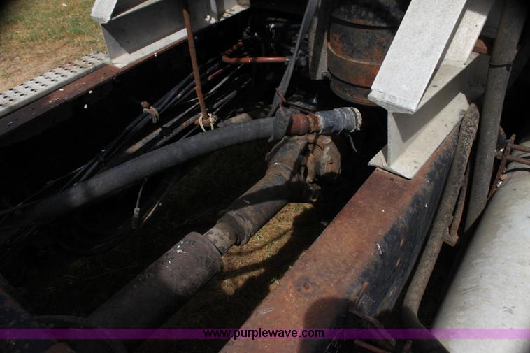 image for item H7367 1988 Volvo White WIA semi truck