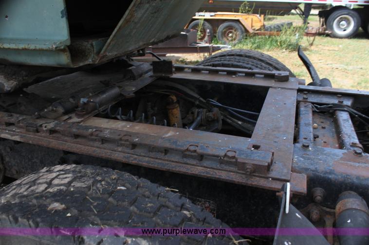 image for item H7367 1988 Volvo White WIA semi truck