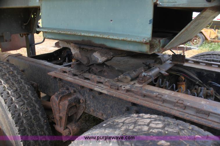 image for item H7367 1988 Volvo White WIA semi truck