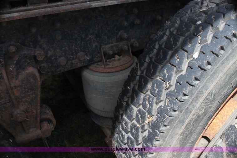 image for item H7367 1988 Volvo White WIA semi truck