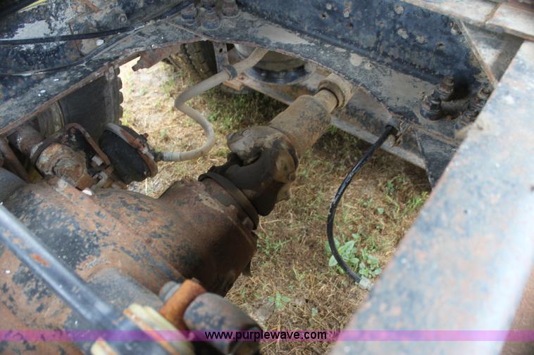 image for item H7367 1988 Volvo White WIA semi truck