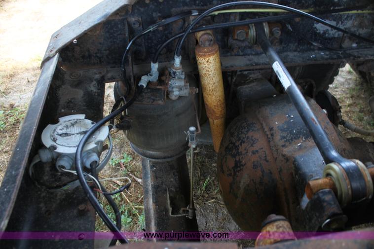 image for item H7367 1988 Volvo White WIA semi truck