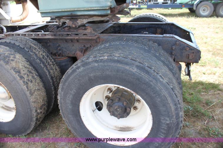 image for item H7367 1988 Volvo White WIA semi truck