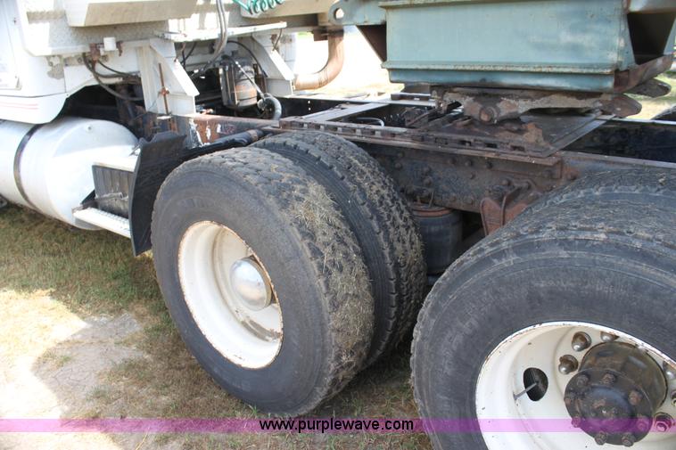 image for item H7367 1988 Volvo White WIA semi truck