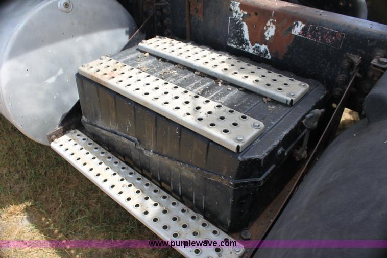 image for item H7367 1988 Volvo White WIA semi truck