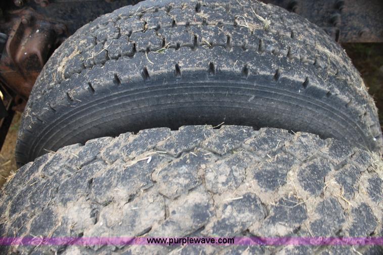 image for item H7367 1988 Volvo White WIA semi truck