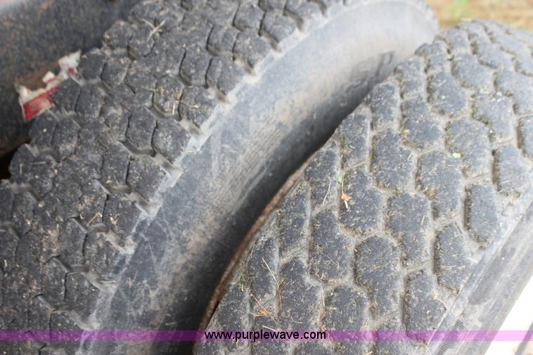 image for item H7367 1988 Volvo White WIA semi truck