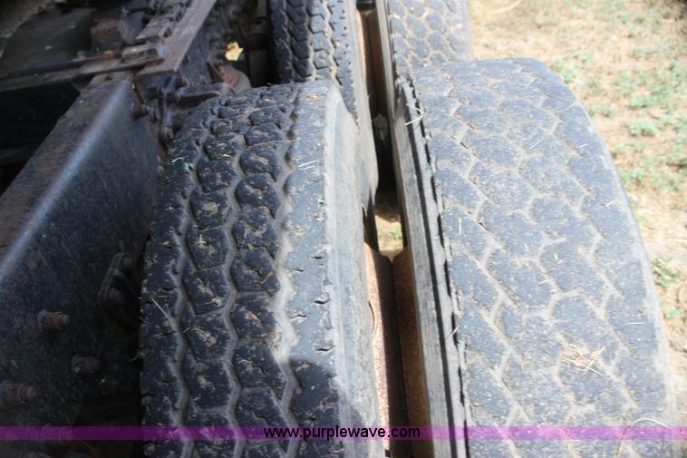 image for item H7367 1988 Volvo White WIA semi truck