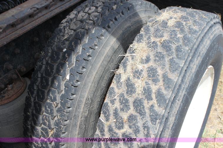 image for item H7367 1988 Volvo White WIA semi truck