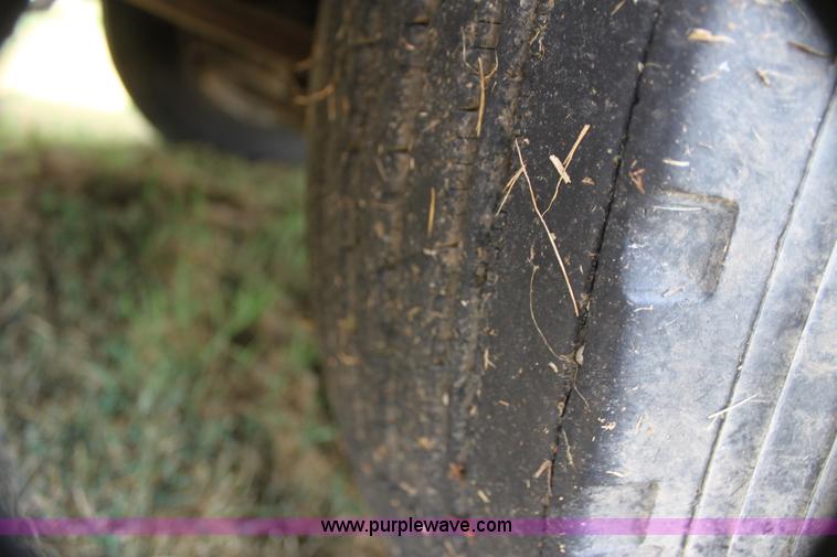 image for item H7367 1988 Volvo White WIA semi truck