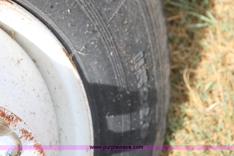 image for item H7367 1988 Volvo White WIA semi truck