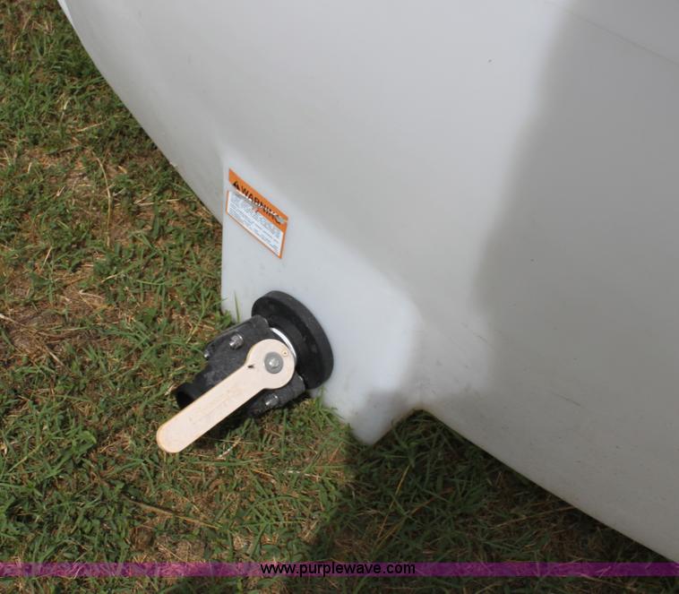 image for item H7372 1,635 gallon poly tank