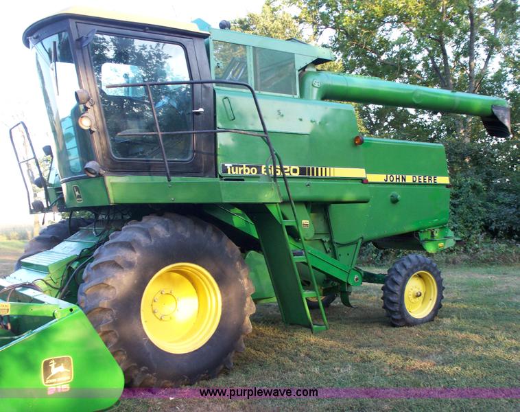 image for item H9808 1983 John Deere 6620 combine