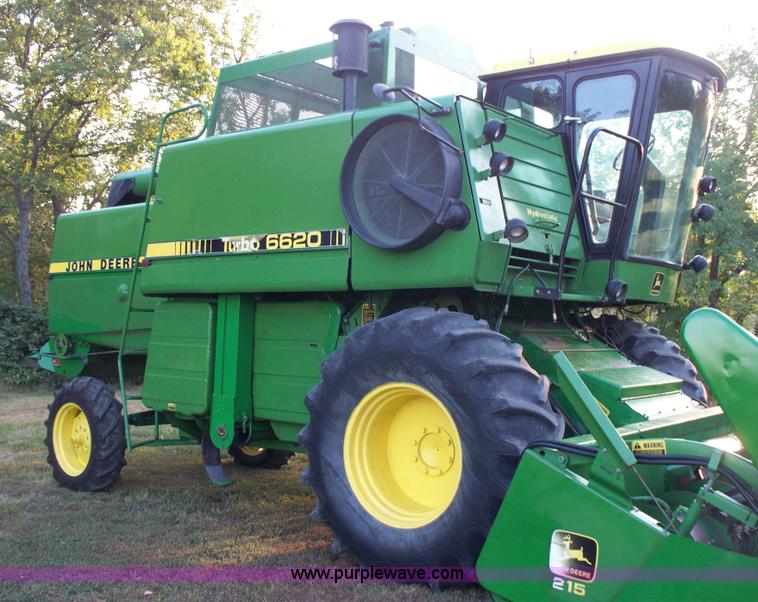 image for item H9808 1983 John Deere 6620 combine