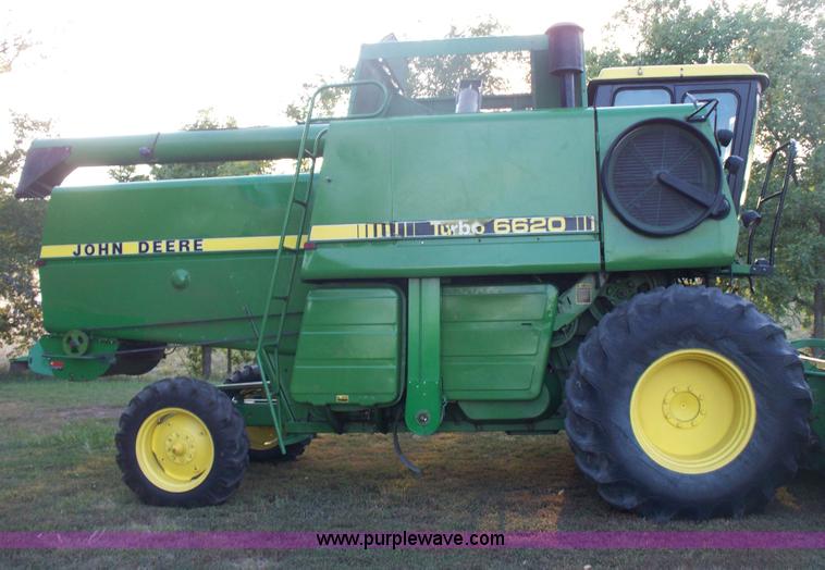 image for item H9808 1983 John Deere 6620 combine