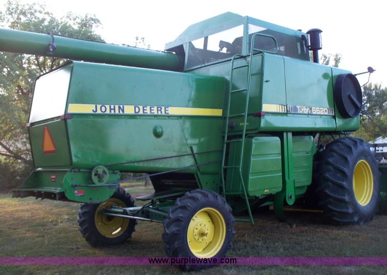 image for item H9808 1983 John Deere 6620 combine