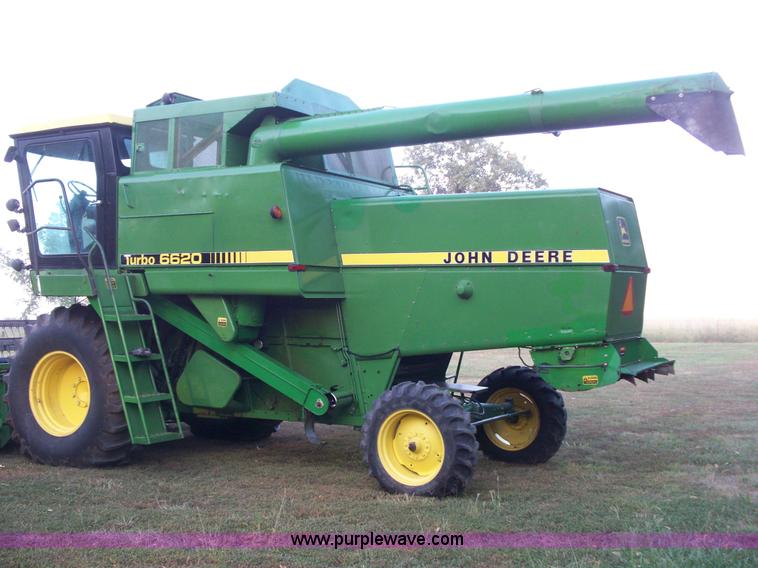 image for item H9808 1983 John Deere 6620 combine