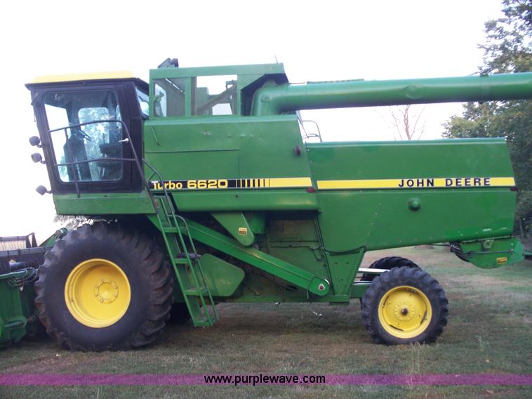 image for item H9808 1983 John Deere 6620 combine