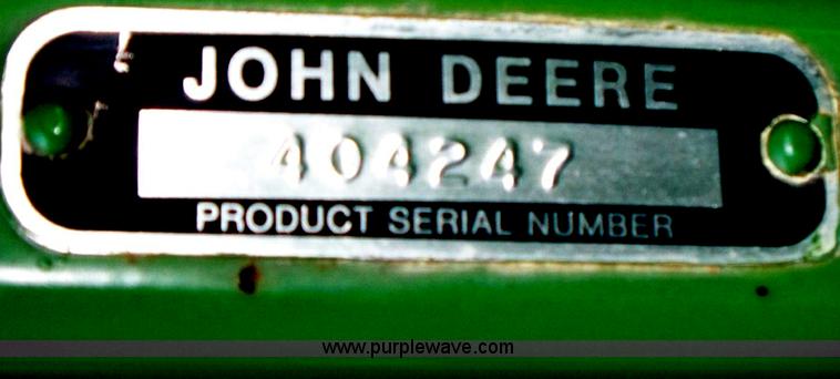 image for item H9808 1983 John Deere 6620 combine