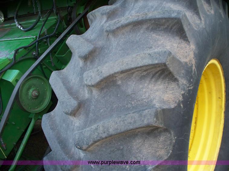 image for item H9808 1983 John Deere 6620 combine