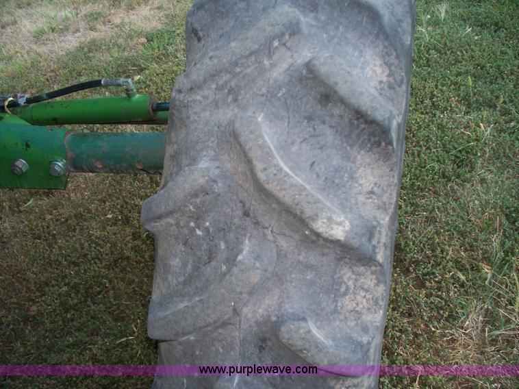 image for item H9808 1983 John Deere 6620 combine