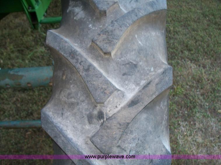 image for item H9808 1983 John Deere 6620 combine