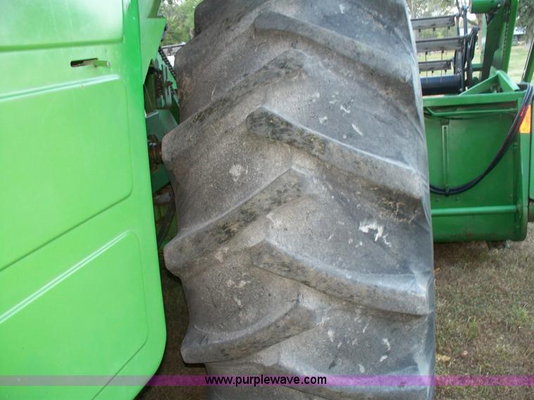 image for item H9808 1983 John Deere 6620 combine