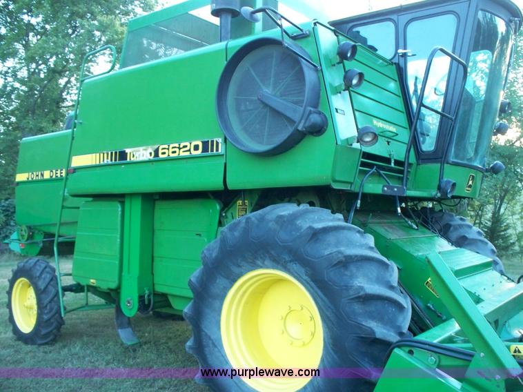 image for item H9808 1983 John Deere 6620 combine
