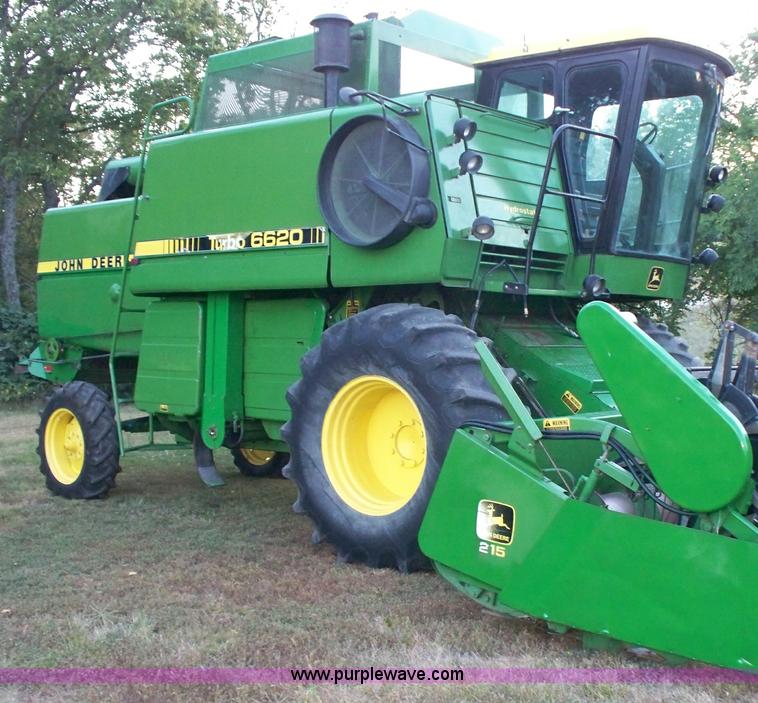 image for item H9808 1983 John Deere 6620 combine