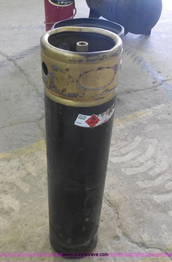 Undissolved acetylene tank in Pipestone, MN Item I1439 sold Purple Wave