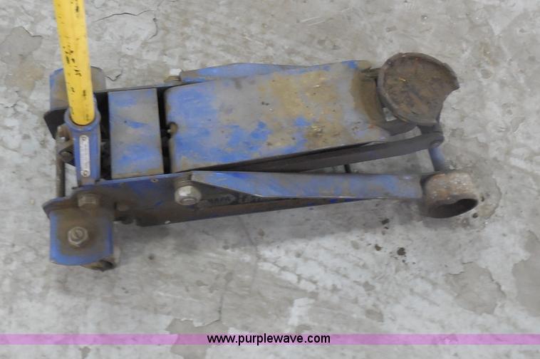 Napa 7916425 floor jack in Pipestone, MN Item I1468 sold Purple Wave