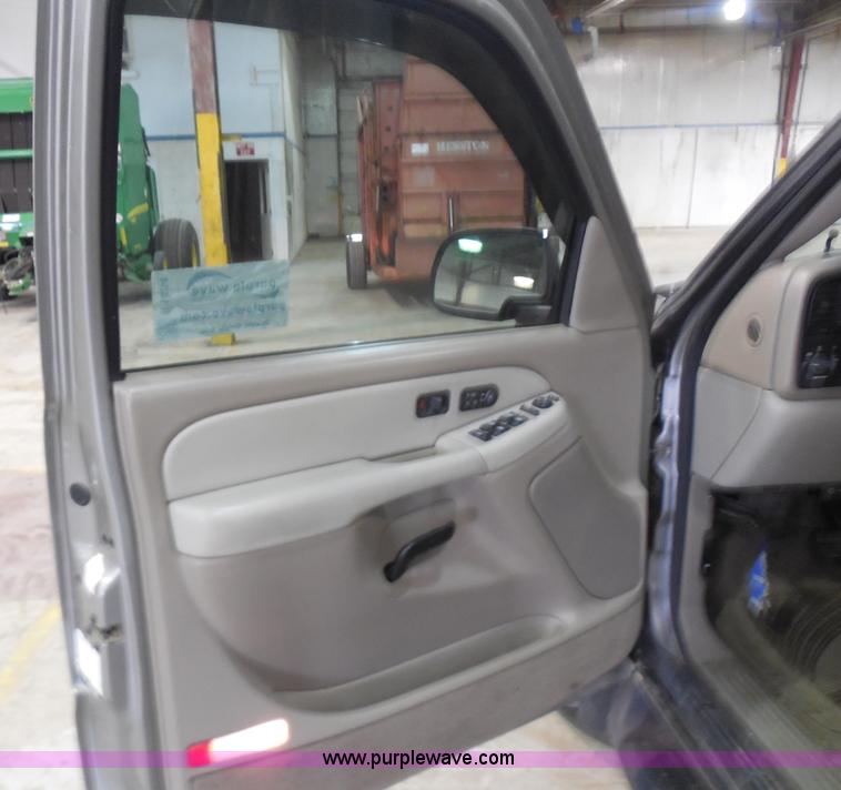 image for item I1484 2002 Chevrolet Tahoe SUV