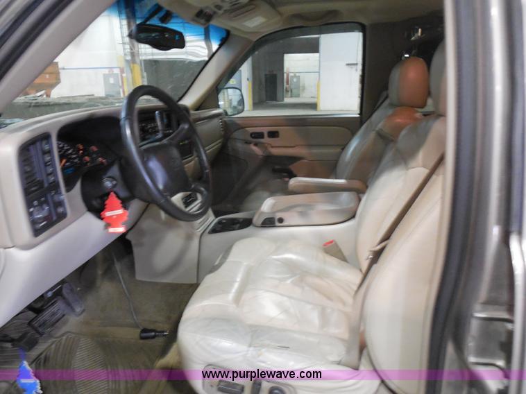 image for item I1484 2002 Chevrolet Tahoe SUV