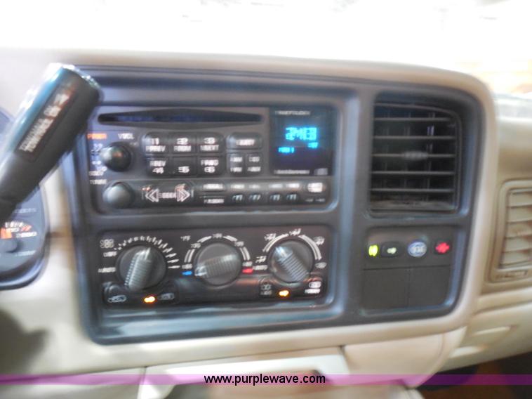 image for item I1484 2002 Chevrolet Tahoe SUV