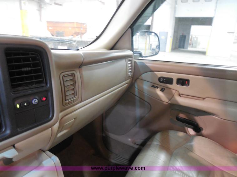 image for item I1484 2002 Chevrolet Tahoe SUV