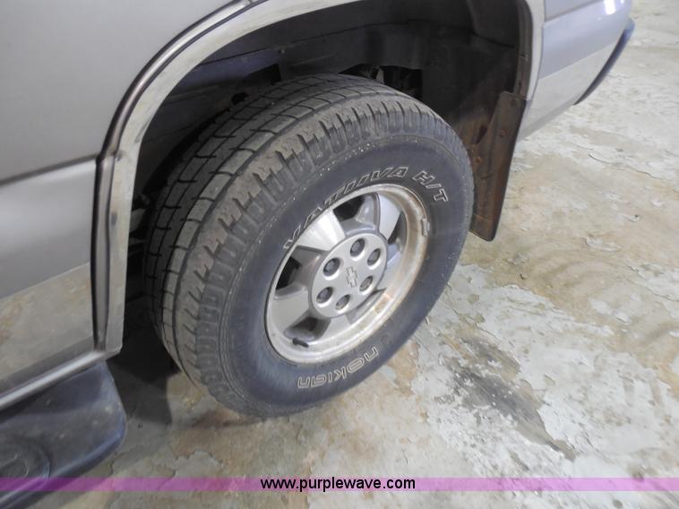 image for item I1484 2002 Chevrolet Tahoe SUV