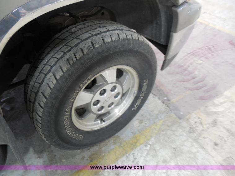 image for item I1484 2002 Chevrolet Tahoe SUV