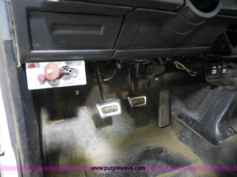 image for item I1490 1999 GMC C7500 service truck